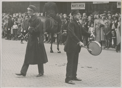 879328 Afbeelding van twee figuren uit de groep 'Verdwenen Utrechtsche Typen', deelnemers aan de feestelijke optocht, ...